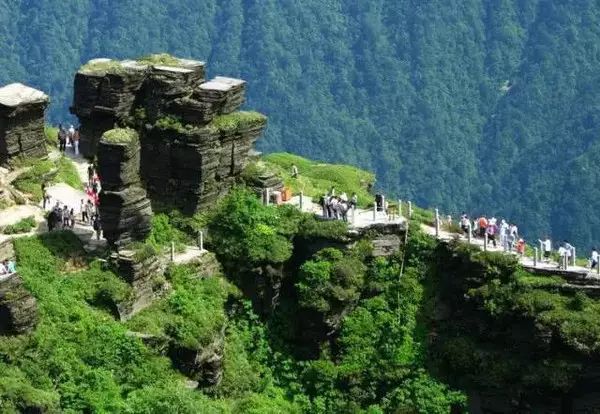 博乐体育：贵州旅逛攻略必去景点贵州当地优越导逛和最佳旅逛线道先容(图2)